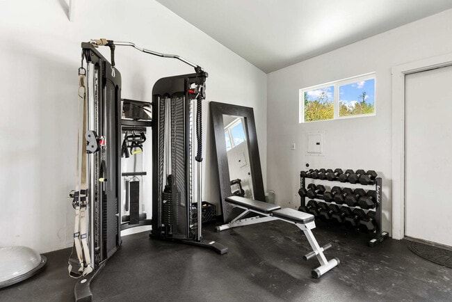 Building Photo - 828 Black Dr