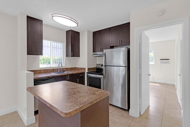 Building Photo - 560 NE 46th St