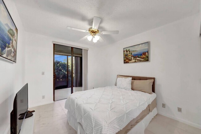 Building Photo - 7844 La Mirada Dr