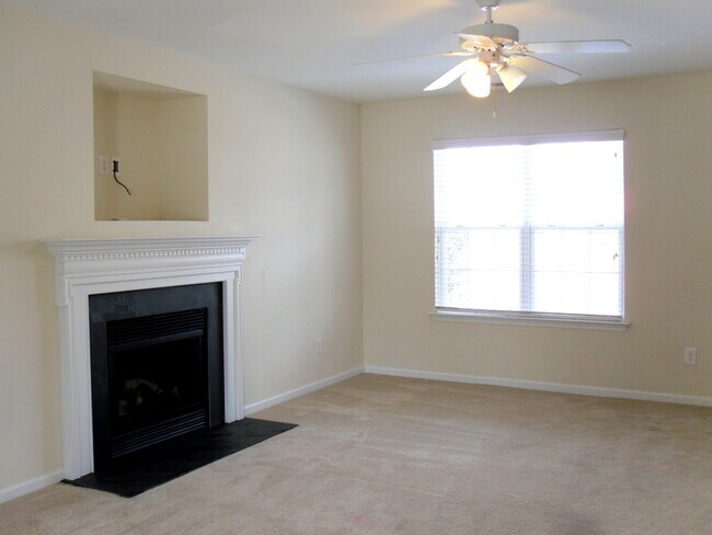 Building Photo - Beautiful 4bd/2.5bth home with an open lay...