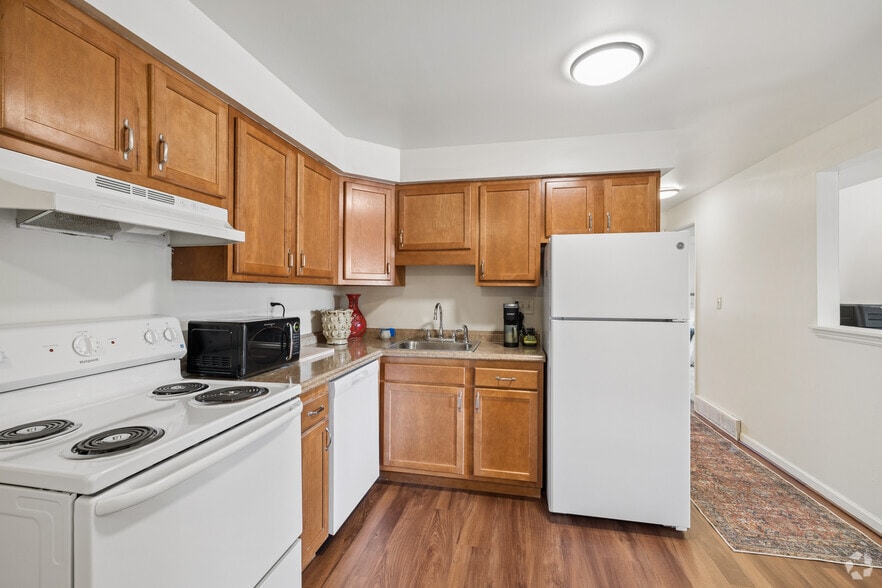 2BR, 1BA - 984SF - Kitchen - Liberty Square Apartments