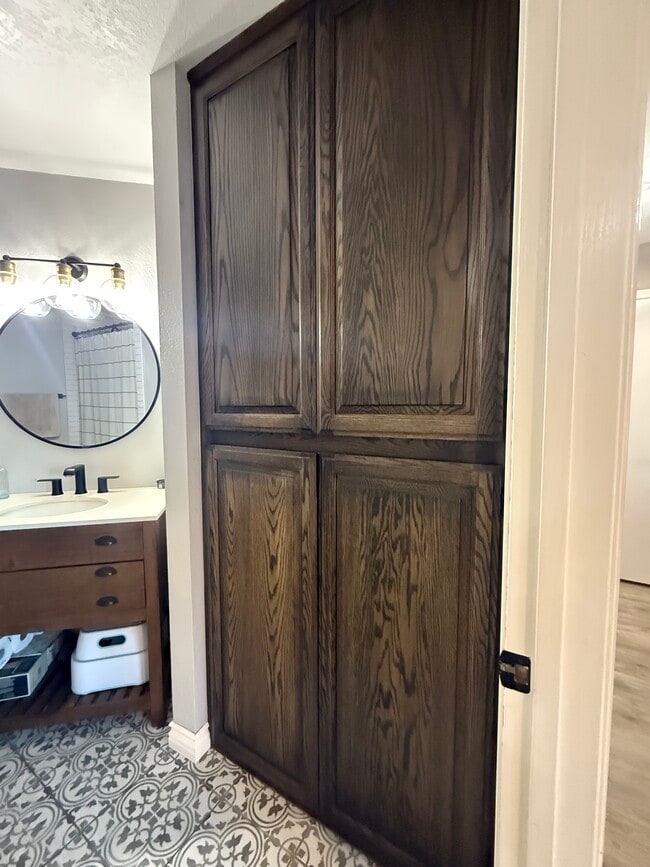 Building Photo - 305 Chaplin Cir