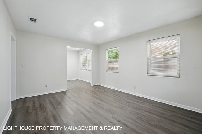 Building Photo - Fully Renovated 3 Bed/1 Bath Home with Att...