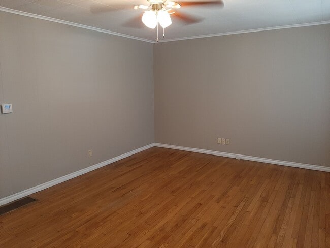 Building Photo - Very cute 2 Bedroom home on a corner lot f...