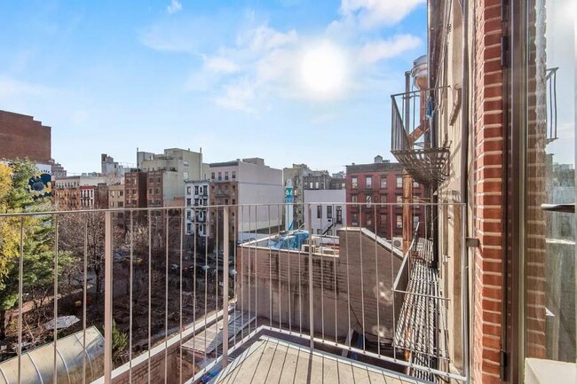 Building Photo - 2 bedroom in NEW YORK NY 10009