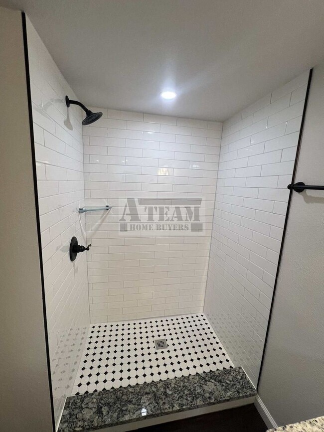 Building Photo - Beautiful Remodeled 3 Bed 1.5 Bath