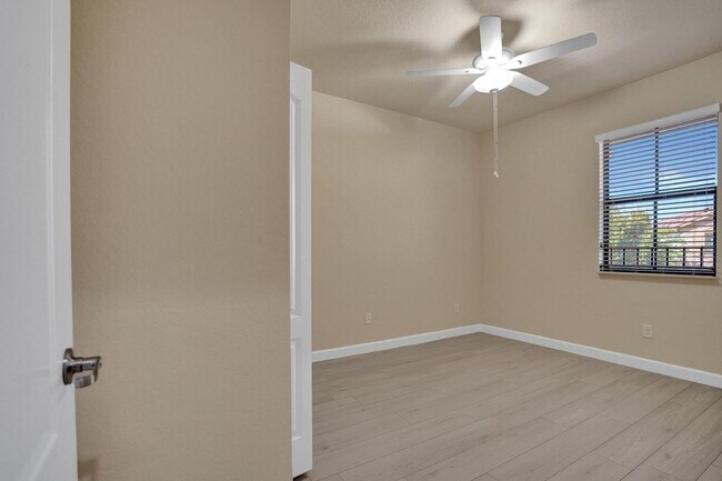 Building Photo - Gorgeous Townhome in Parkland