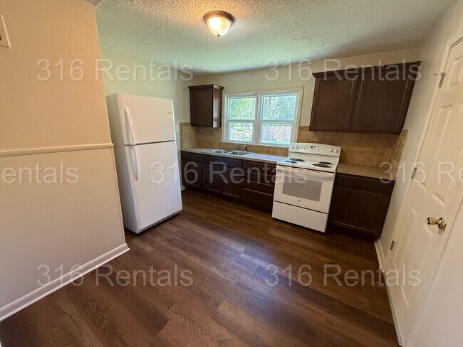 Building Photo - $1100 - 2 bed 1 bath - Single Family Home