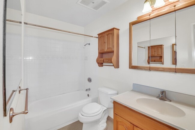 Building Photo - Modern 2 Bedroom 2 Bathroom Ocean View Con...