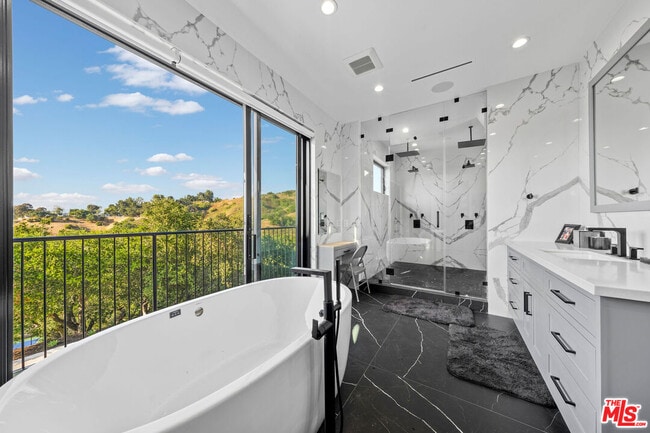 Building Photo - 3140 Coldwater Canyon Ave