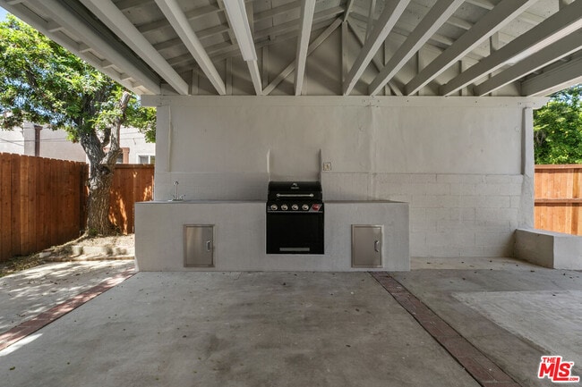 Building Photo - 3915 S Budlong Ave