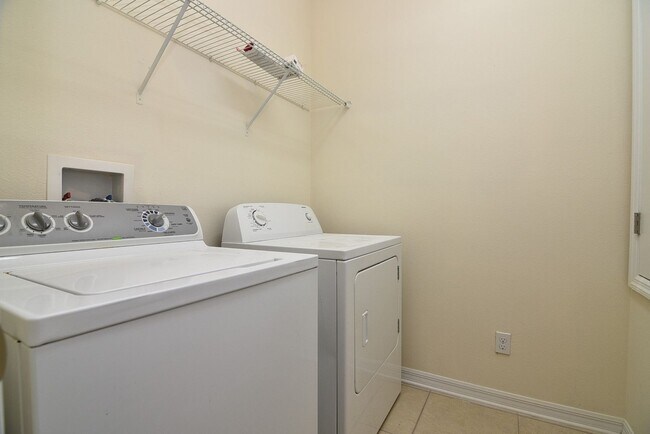 Building Photo - Lovely Town Home Available