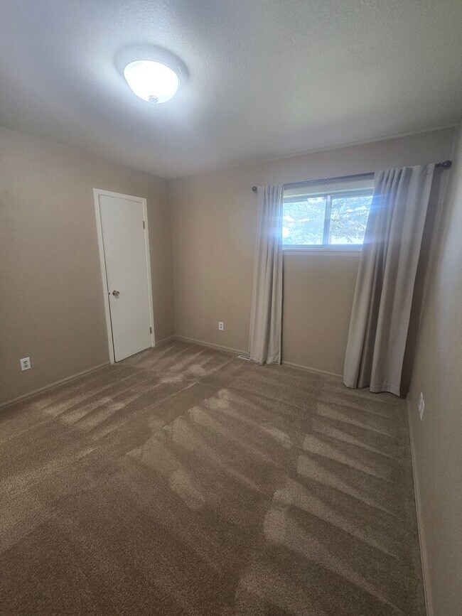 Building Photo - Rural 3 Bedroom Home in Fort Collins with Attached Garage and HUGE Yard Now Available! NO HOA!