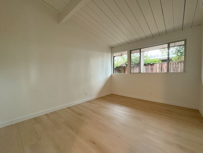 Building Photo - Newly Remodeled Single Family Home Available Now!