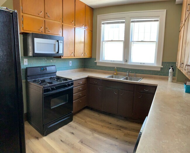 Building Photo - 110 W Columbia Ave