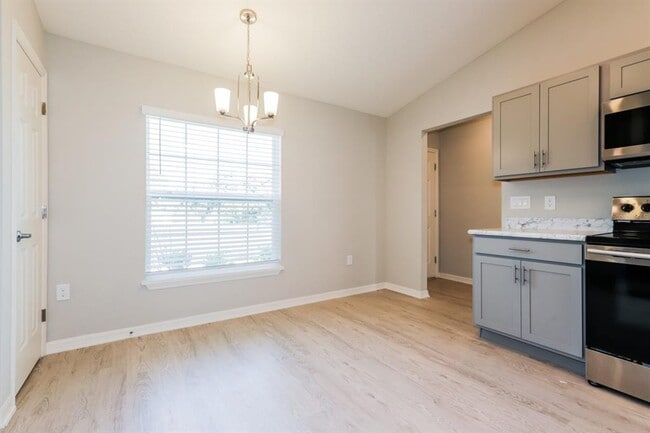 Building Photo - 992 First Dr