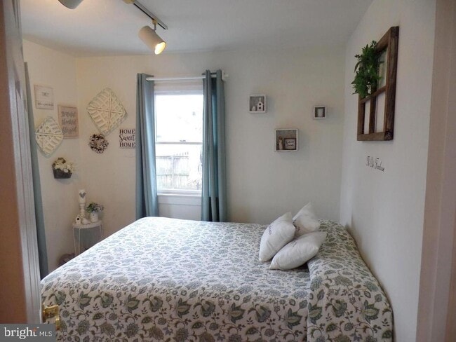 Building Photo - 1821 Pimmit Dr