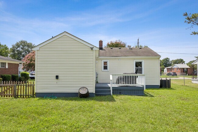 Building Photo - Updated ranch in Portsmouth!