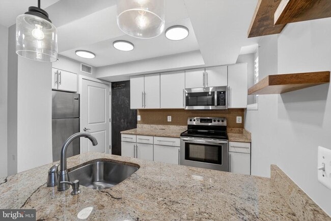 Building Photo - 420 16th St SE