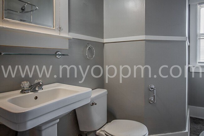 Building Photo - Beautiful 3 Bedroom Apartment | Downtown Benson