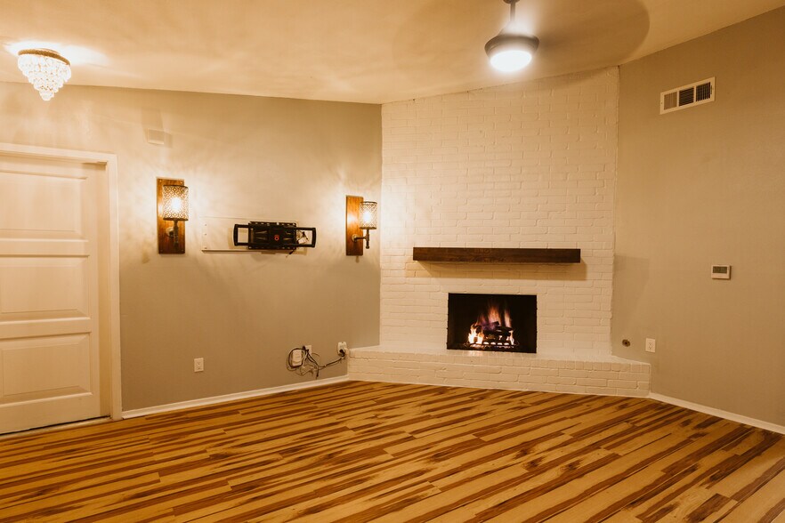 Building Photo - 1300 Thornridge Rd