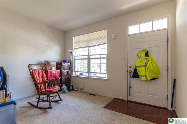 Building Photo - 940 King Way