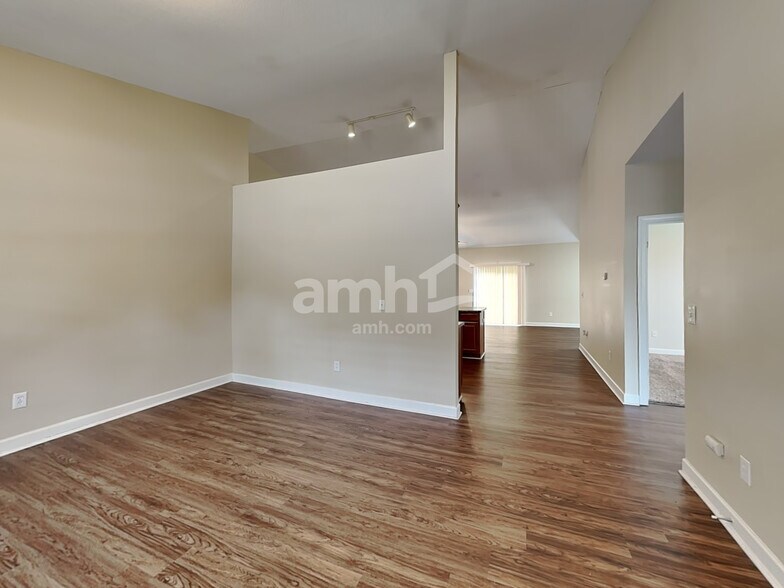 Building Photo - 16 Greenbranch Way