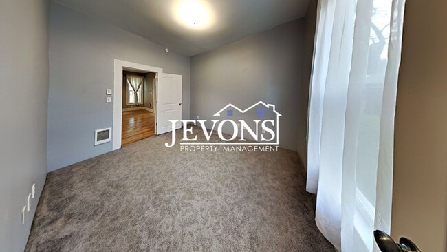Building Photo - Charming 3-bedroom home with fenced backya...