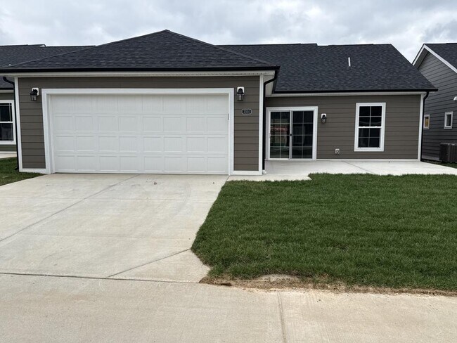Building Photo - 2034 Harmony Ln