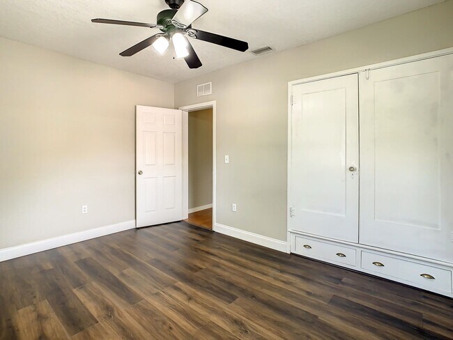 Building Photo - Charming Three bedroom one bath with huge backyard