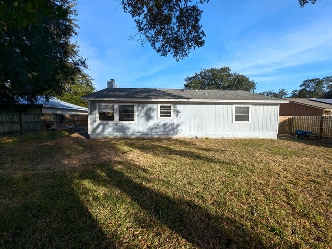 Building Photo - 35 Solar St