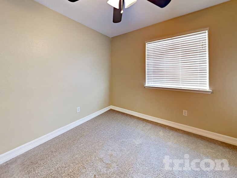 Building Photo - 1715 Evesham Dr