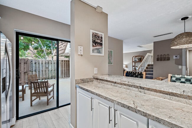 Building Photo - 825 Center St