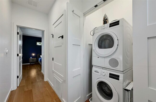 Building Photo - 407 S Park Dr