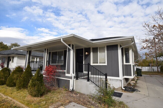 Building Photo - Remodeled 2 Bedroom Home in Salt Lake City!