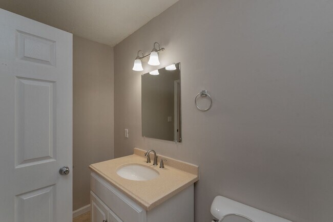 Building Photo - $1450- 4 bed/2 bath single-family home for...