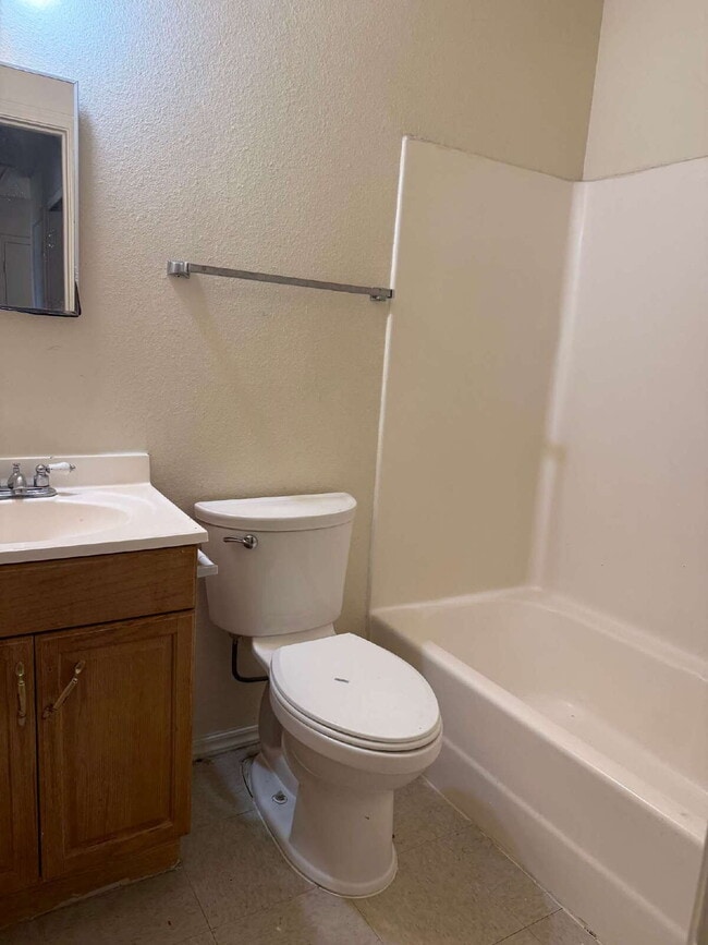 Building Photo - Affordable Three Bed/Two Bath in Leon Vall...