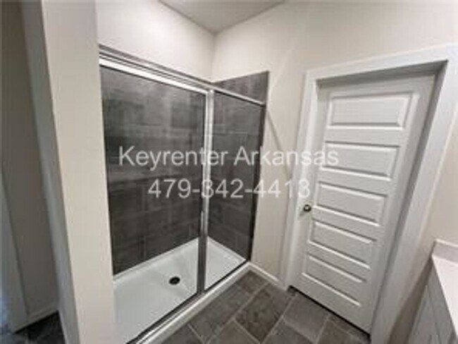 Building Photo - Amazing 3 Bedroom - 3.5 Bathroom in Fayetteville!