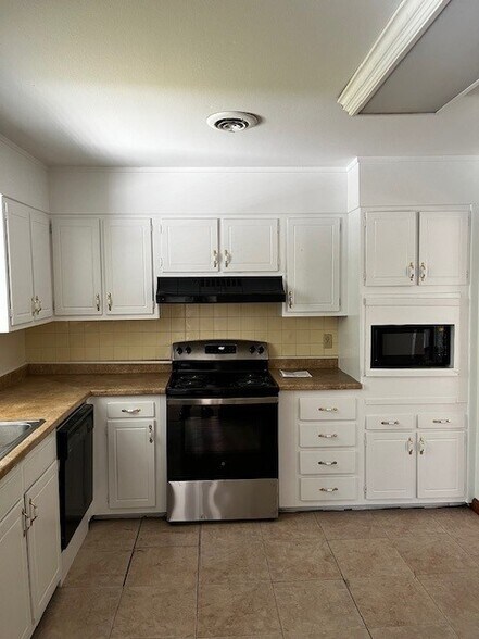 Kitchen - 10912 Dineen Dr
