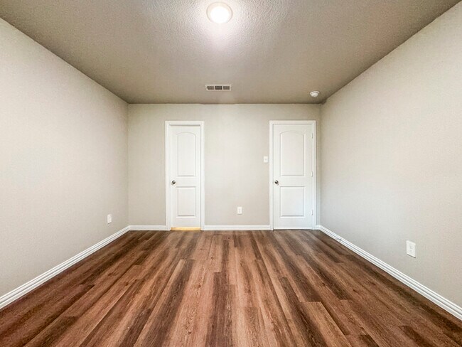 Building Photo - 2222 Echo Lake Dr