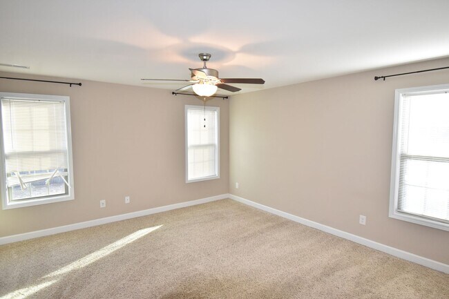 Building Photo - 4 Bedrooms and 2.5 Baths- PET CONSIDERED!