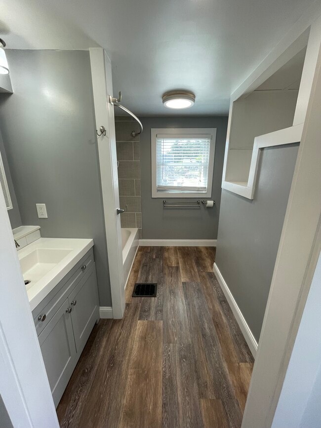 Building Photo - 2524 Oakwood Ave