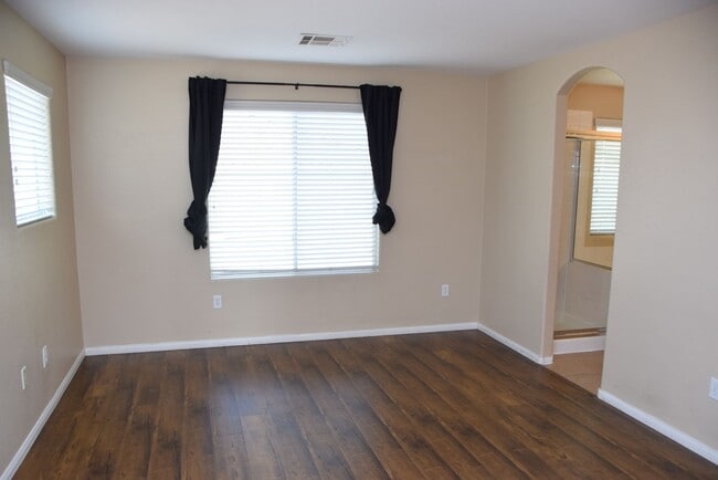 Building Photo - BEAUTIFUL 4 BEDROOM, 2.5 BATH SINGLE-FAMIL...