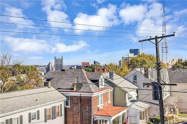 Building Photo - 2 bed 1 bath - newly updated top to bottom...