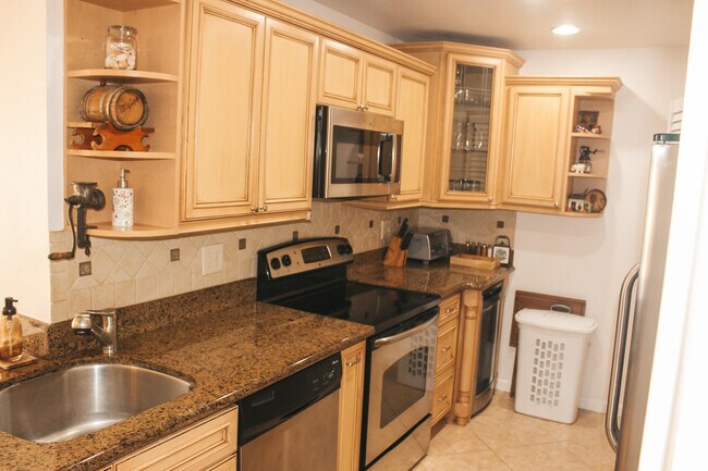 Building Photo - 2060 Greenview Shores Blvd