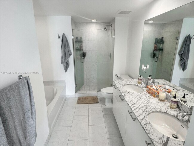 Building Photo - 950 Brickell Bay Dr