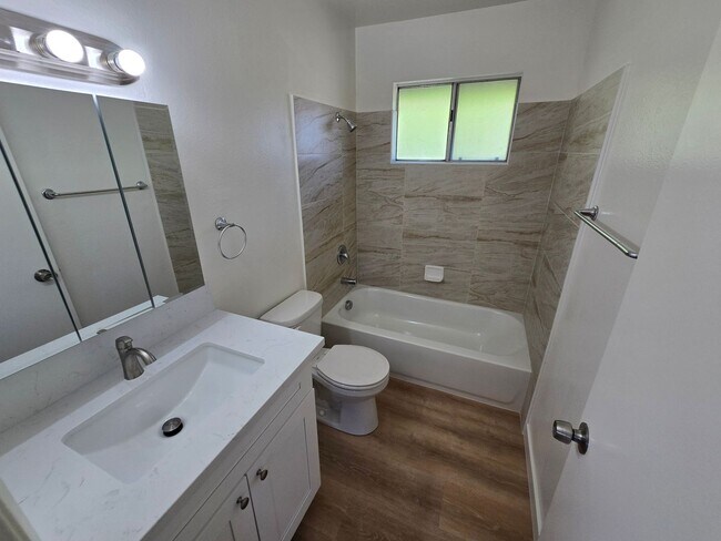 Building Photo - Spacious townhome in a well-maintained El Cajon complex