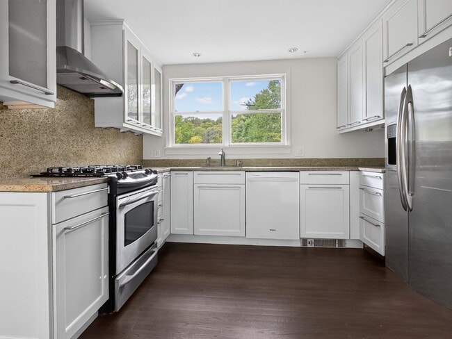 Building Photo - 1 Month Free | Luxury 3BR Home in Prospect Hill