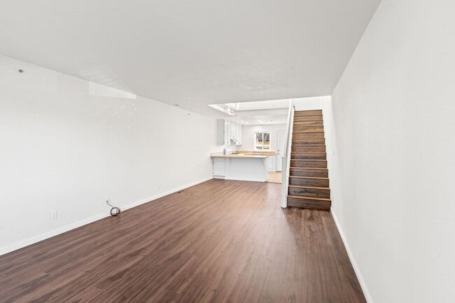 Building Photo - Bright 2 Bedroom 1.5 Bath Condo with Priva...