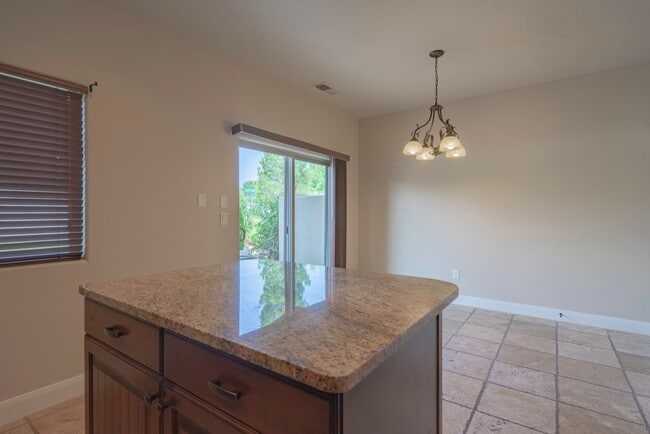 Building Photo - Upgraded 3 Bedroom Townhome in Desirable Southgate Community